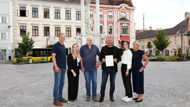 Baudirektor Reinhard M. Weitzer, Karoline Nagl vom Klimabüro Krems, Greenpeace-Geschäftsführer Alexander Egit, Bürgermeister Peter Molnar, Greenpeace-Expertin Melanie Ebner sowie Rosemarie Bachinger, Leiterin des Präsidialamts und der Stadtkommunikation