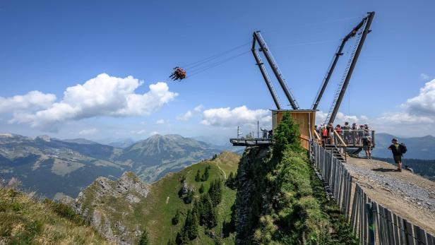 TOPSHOT-SWITZERLAND-MOUNTAINS-TOURISM-LEISURE