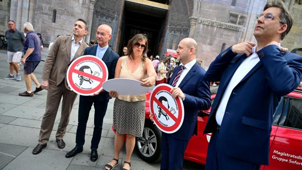 FOTOTERMIN VOR VERBOT "MOZARTVERKÄUFER"