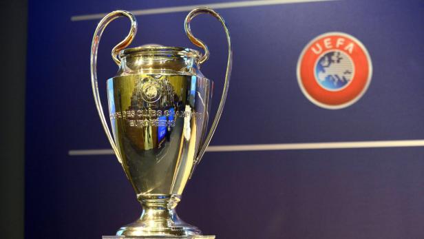 epa03757613 The Champions League Trophy is displayed before the draw of the UEFA Champions League 2013/14 qualifying rounds at the UEFA headquarters in Nyon, Switzerland, 24 June 2013. The first leg matches of the first qualifying round of the UEFA Champions League 2013-14 will take place on 02-03 July 2013. EPA/CHRISTIAN BRUN ..