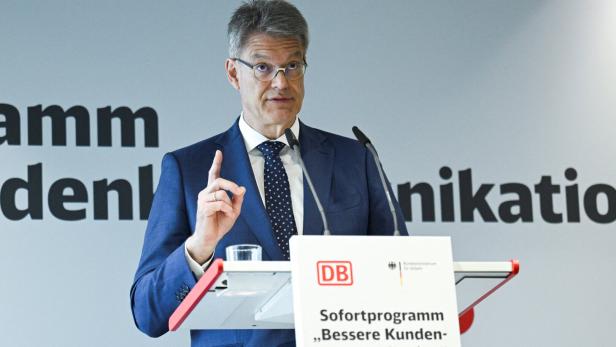 Deutsche Bahn CEO Palla and German Transport Minister Schnieder present immediate measure plan to improve customer communication in Berlin