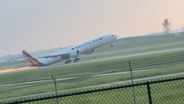 Eine Boeing 777 von Kalitta Air setzt bei der Landung auf und schleift mit dem Heck Funken über die Landebahn.