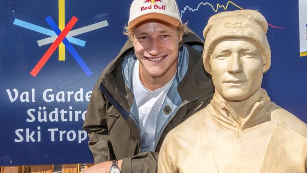 Handgeschnitzter Held: Ski-Star Marco Odermatt bekam für seine Erfolge im Grödnertal eine Holzbüste. 