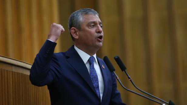 Ozel addresses CHP caucus