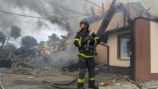 Russian airstrike hits residential area in Zaporizhzhia
