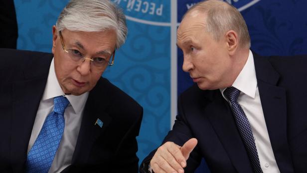 Russian President Putin and Kazakh President Tokayev meet in Omsk