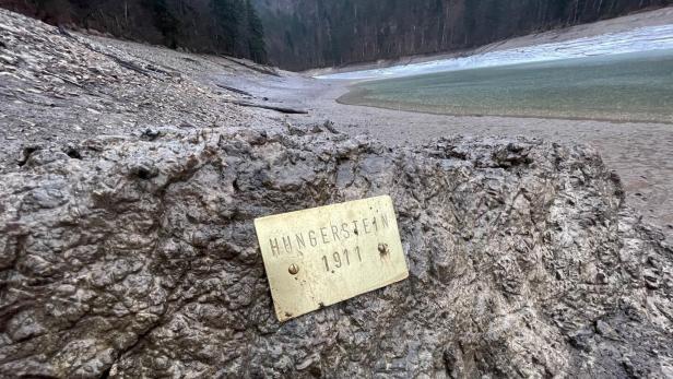 ++ HANDOUT ++ OBERÖSTERREICHISCHER NUSSENSEE BEI BAD ISCHL AUF TIEFSTSTAND
