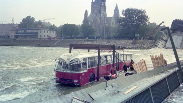 Bus der Linie 26A, der beim Unglück am 1. August in die Donau stürzte.