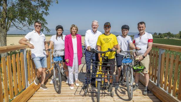 Gemeinderat Franz Hatvan, Emily Platzer, Barbara Potisk-Eibensteiner, Bürgermeister Klaus Schneeberger, Stefan Valenka, Georg Hönigschabel und HTL-Direktor Martin Lang auf der neuen Brücke.