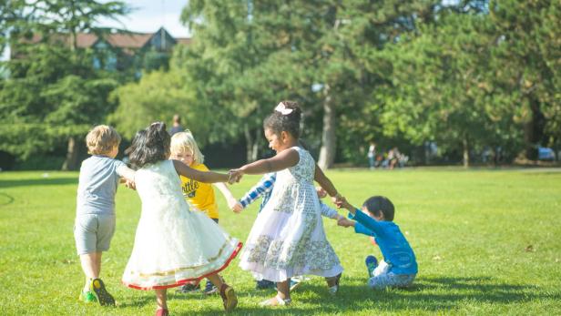 Spielende Kinder auf einer Wiese