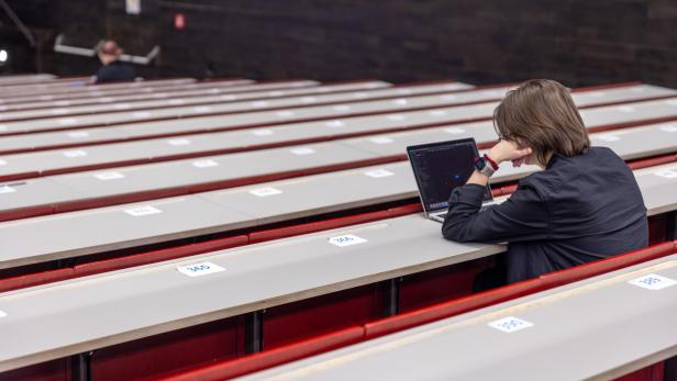 Ein Student sitzt im Wiener Audimax