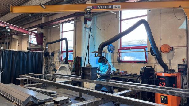 Arbeiter beim Schweißen in einem Firmengebäude