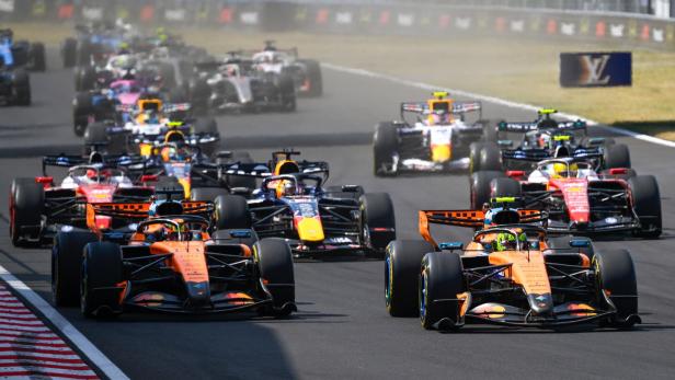 Das Formel-1-Feld wird in Ungarn von zwei McLaren in die erste Kurve geführt