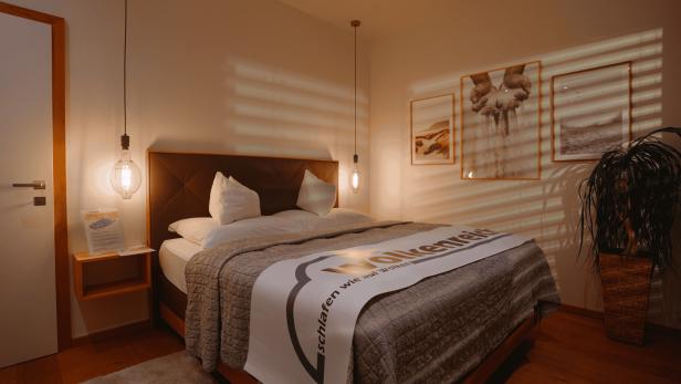Modern eingerichtetes Schlafzimmer mit Doppelbett.