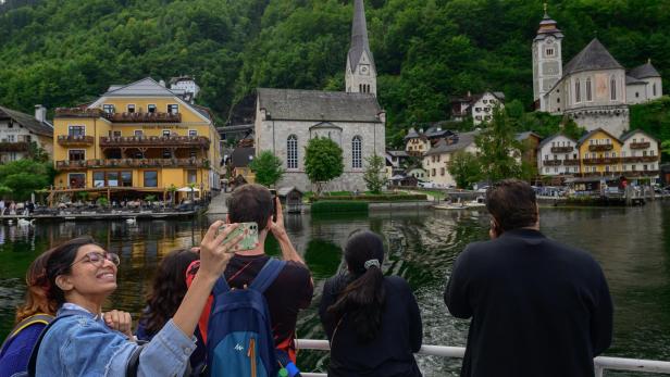 Touristen in Hallstatt.