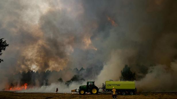 FILES-FRANCE-ENVIRONMENT-CLIMATE-WILDFIRE