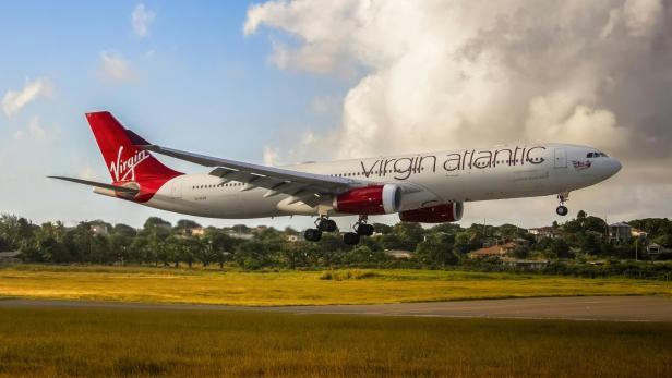 Virgin-Atlantic-Flugzeug beim Start vor wolkigem Himmel.
