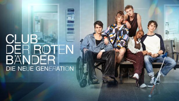Fünf Jugendliche posieren in einem Krankenhausflur für das Plakat zum Film „Club der roten Bänder – Die neue Generation“.