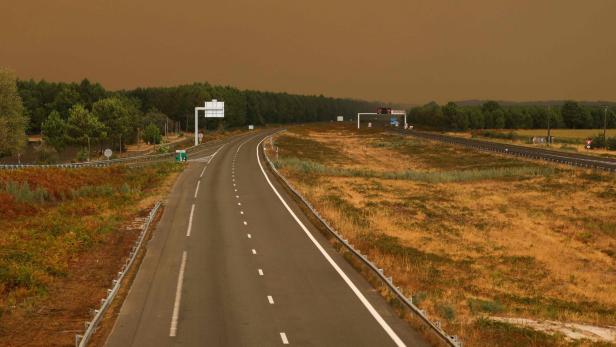 FRANCE-ENVIRONMENT-CLIMATE-WEATHER-WILDFIRE