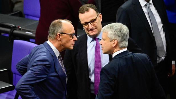 Merz mit dem zurückgetretenen Spahn und dem designierten Verkehrsminister Bilger.