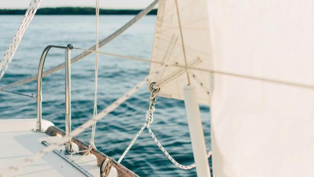 Segelboot am Meer