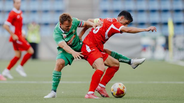 Rapid-Kapitän Seidl (l.) gegen Santa Coloma