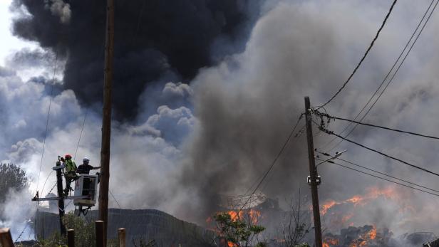 Black smoke from wildfire in Oreokastro suburb covers Thessaloniki