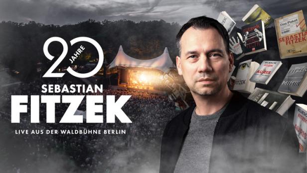 Sebastian Fitzek vor der Kulisse der Waldbühne Berlin anlässlich seines 20-jährigen Jubiläums, umgeben von seinen Buchcovern.