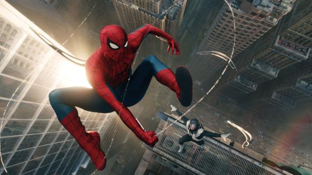 Spider-Man springt zwischen Wolkenkratzern über einer Straße, während ein schwarz-weißer Gegner auf einer Plattform lauert.