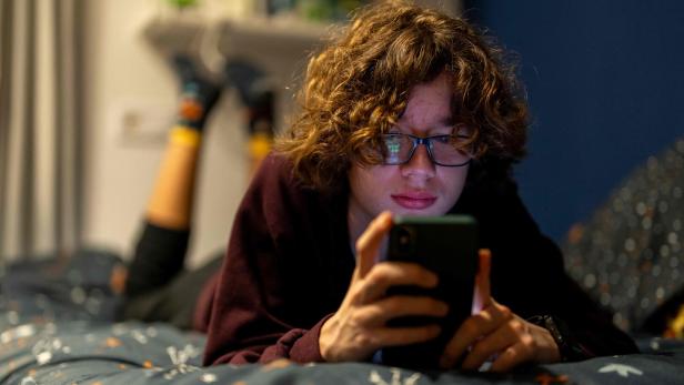 SPAIN-GOVERNMENT-CHILDREN-SOCIAL MEDIA