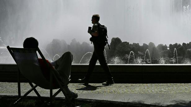 ++ THEMENBILD ++ BRUNNEN  / WASSER / HITZE / KLIMA / KLIMAKRISE / WASSERVERSORGUNG