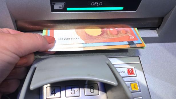 ++ THEMENBILD ++ GELD / BARGELD / GELDSCHEINE / EURO / FINANZEN / FINANZIEREN / SPAREN / AUSGEBEN / SCHULDEN / BUDGET /BANKOMAT