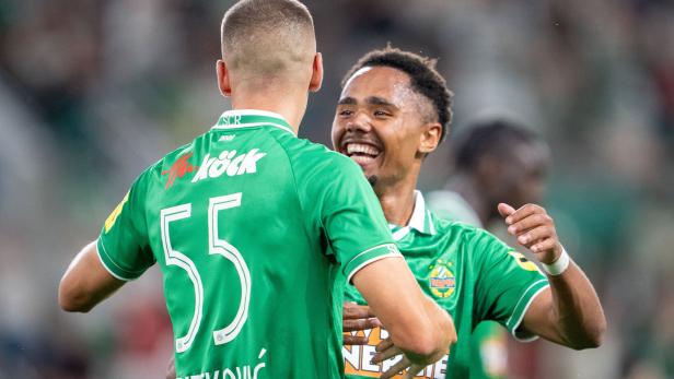 Zwei Rapidler freuen sich über den Erfolg in der Qualifikation zur Conference League.