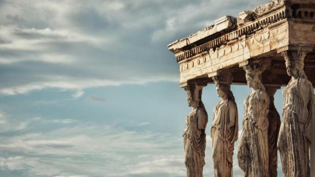 Blick auf die Statuen der Akropolis in Athen
