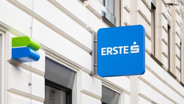 Blaues ERSTE-Schild an einer hellen Hausfassade mit dem grünen und blauen Logo daneben.