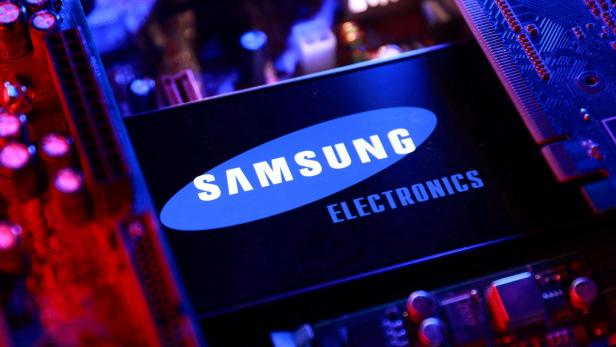 FILE PHOTO: Samsung Q2 profit jumps 19-fold as AI chip demand offsets mobile loss