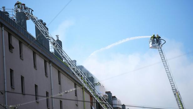 WIEN: DACHBRAND IN MEIDLING