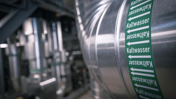 Rohr mit Aufschrift Kaltwasser in einer Fernkältezentrale von Wien Energie.