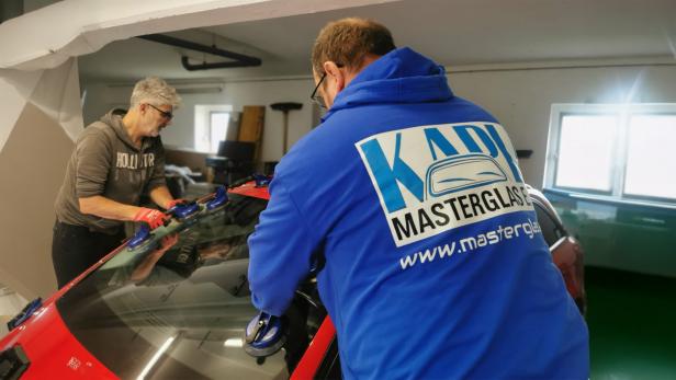 Mitarbeiter von Kapl Masterglas beim Austausch einer Windschutzscheibe.