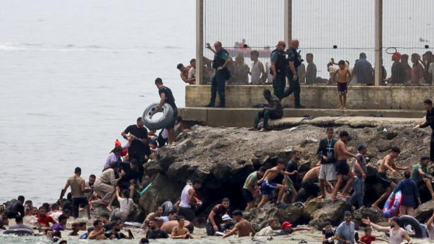 Hundreds of migrants swim across to Ceuta from Morocco