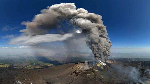 TOPSHOT-ITALY-VOLCANO-ETNA-ERUPTION
