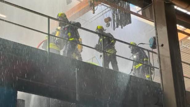 Löscheinsatz unter Atemschutz in Werkshalle 