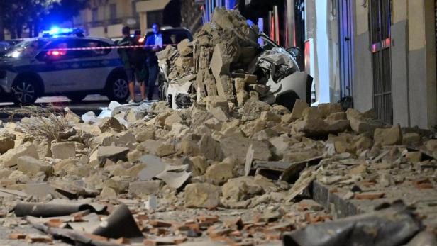 Destruction caused by 4.7 magnitude earthquake in Pozzuoli