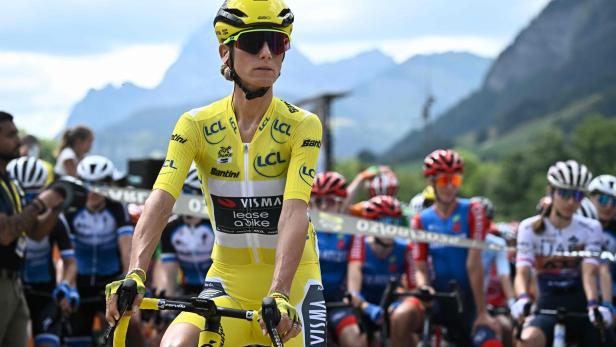 Titelverteidigerin Pauline Ferrand-Prévot posiert 2025 im Gelben Trikot.