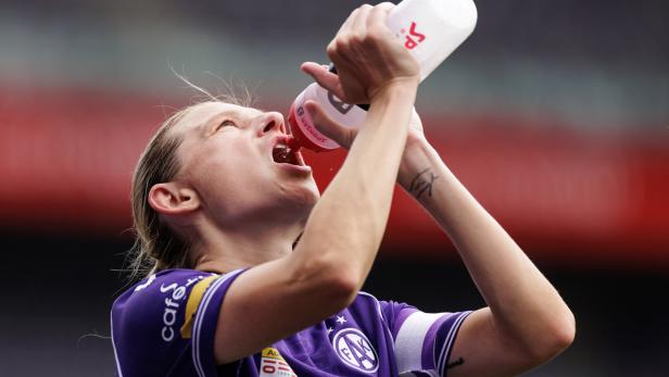 Austria-Spielerin Wenninger trinkt aus einer Flasche