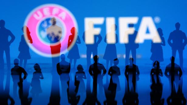 Die Illustration zeigt ein UEFA-Logo ein FIFA-Logo und die Silhouetten von Menschen