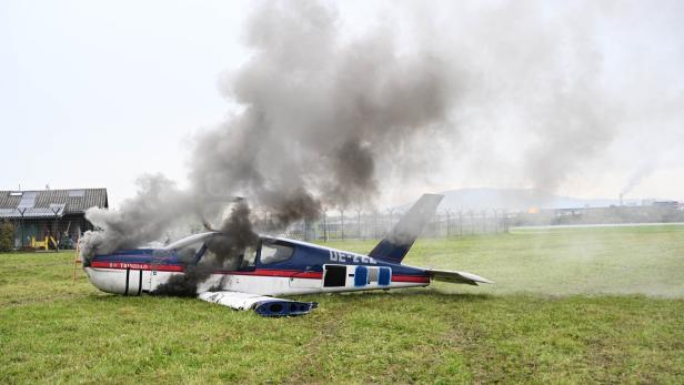 ++ THEMENBILD ++ FLUGHAFEN SALZBURG ÜBT ERNSTFALL: UMFASSENDE EINSATZÜBUNG/SIMULATION EINES KOMPLEXEN NOTFALLS