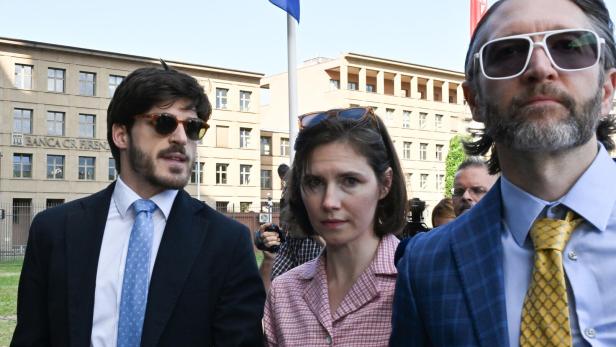 Amanda Knox appears in Italian court for slander retrial