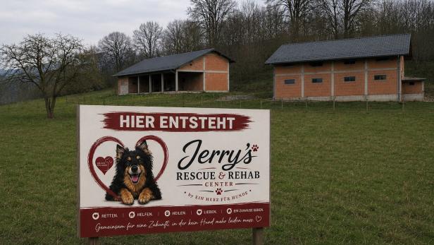 Schild kündigt geplantes Jerry’s Rescue & Rehab Center auf einer Wiese an.