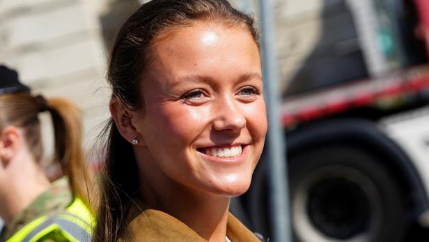 Prinzessin Isabella mit braunem Haar lächelt freundlich in die Kamera.